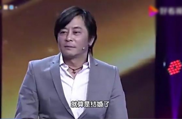 王杰服兵役把怀孕妻子留给母亲照顾，回来才知母亲让妻子陪舞赚钱