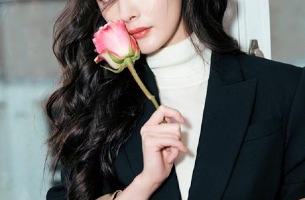 杨幂现身米兰，穿4千风衣配低领裙好惊艳，剪空气刘海美得不敢认
