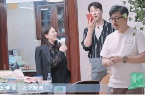 都说李湘奢侈，张亮到她家做客，谁注意张亮穿的拖鞋