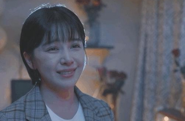 难怪阚清子当年“催婚”，素颜拍戏难掩多层眼纹，还好纪凌尘跑了