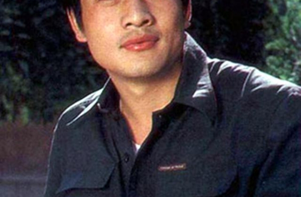 他与梁同裕都是长影帅哥，戏中与龚雪相恋，几十年无消息近况如何