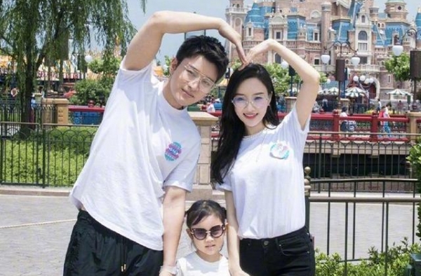 李小璐晒国庆游玩视频，配文嫌弃女儿甜馨拖后腿？本尊回应来了