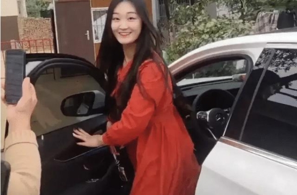大衣哥儿媳开奔驰回娘家，笑容远比结婚当天灿烂，网友：想当网红
