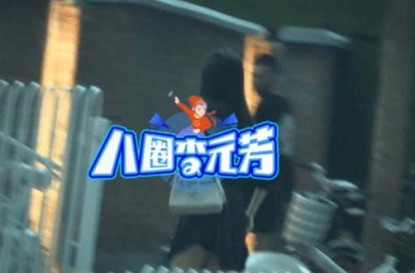 秦岚太保守？过马路猛拽裙子防走光，41岁却被誉为鲜肉收割机
