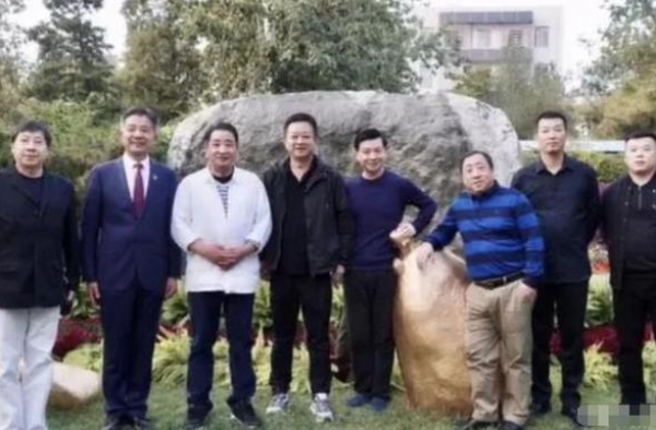 56岁朱军与69岁姜昆合影，朱军老态尽显，与妻子合照仿佛父女