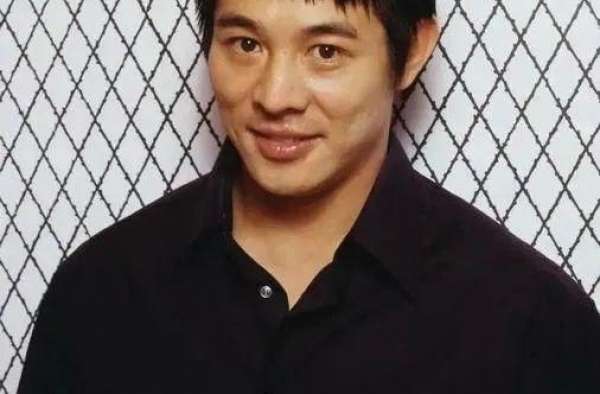 李连杰二哥：住农村旧房子生活清贫死于喉癌，自称有弟如此很幸运