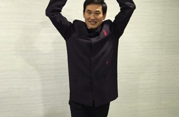 大衣哥儿媳坐干农活又被跟拍，“豪车”遭曝光，毫无隐私何时休？