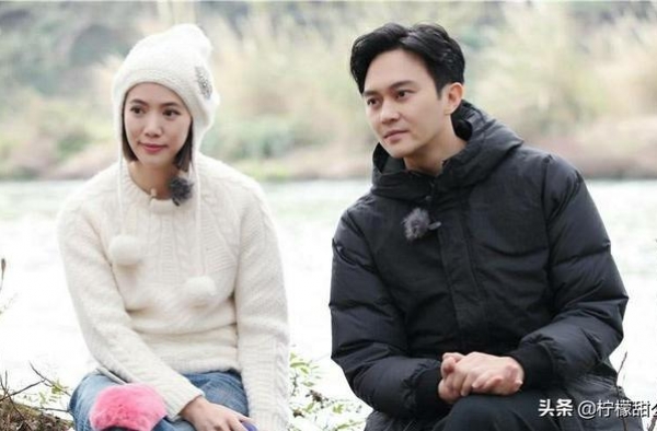 陈小春和张智霖在面对各自老婆有走光风险时，一个无奈，一个搞笑