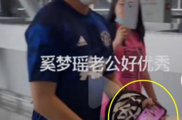 奚梦瑶何猷君看烟花，女方头靠老公肩膀，两人紧紧依偎比热恋还甜