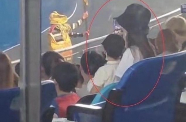 baby带娃出游被偶遇 小海绵乖巧坐妈妈怀中很可爱