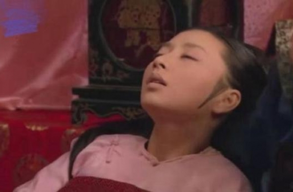甄嬛传：眉庄难产时，偷偷做的这件事，保了温太医女儿一辈子荣宠