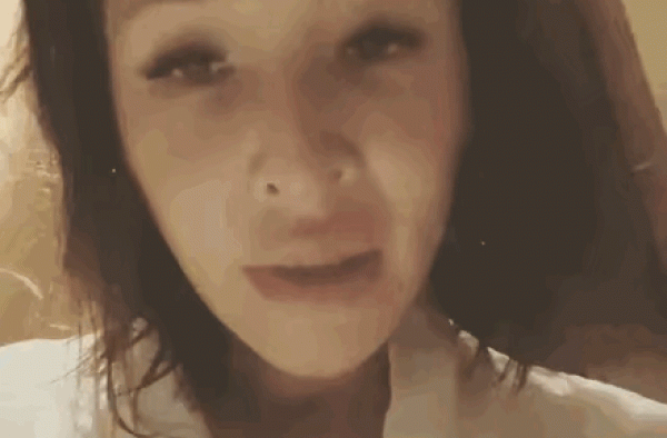 咋回事？萧亚轩发视频后秒删 头发凌乱不停抽泣