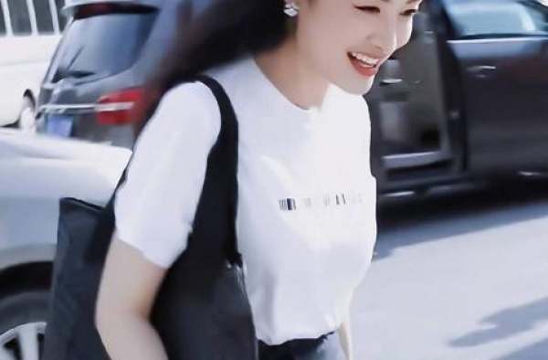 52岁周涛怎么可以这么美！罕见穿露背裙秀性感，勒出赘肉也惊艳