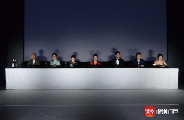 有这样一出戏，演员们每次说的台词都不一样……
