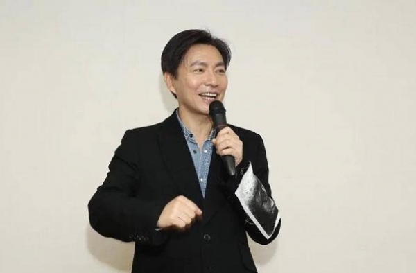 老来得女！56岁曾航生为两岁女儿拼命赚钱，风头曾一度盖过黎明