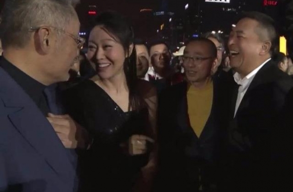 闫妮不修图好惨，笑出褶皱容颜衰老，但这状态就是真实的49岁