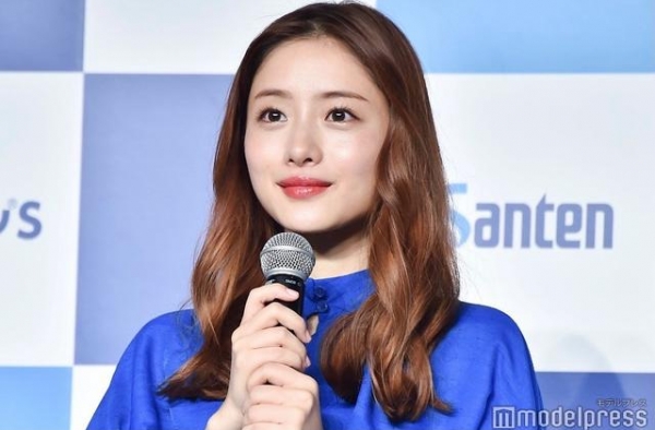石原里美宣布结婚后首亮相 羞涩甜笑宛如元气少女
