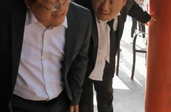 谢广坤头发竟越长越多？茂密乌黑不秃顶，和谢永强喝酒喝成斗鸡眼