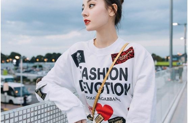 迪丽热巴秋季白色卫衣搭配紧身裤，穿出减龄少女感，时尚又衬气质