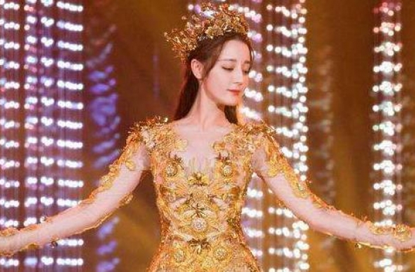 战袍成“一地鸡毛”？新金鹰女神战袍被吐槽，最美还属热巴丽颖