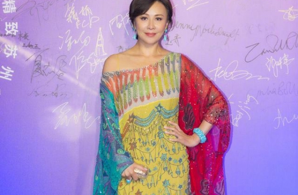 时隔13年，刘嘉玲再穿金像奖“窗帘”礼服，差距明显不得不服老
