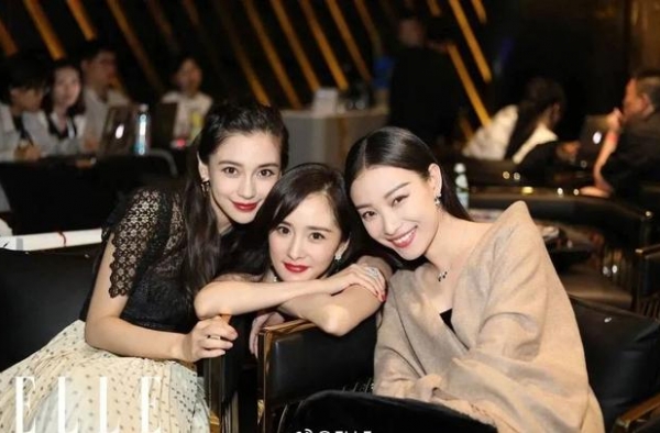 杨颖热巴同款脸崩？胶原蛋白流失脸垮严重，眼角下垂法令纹显老