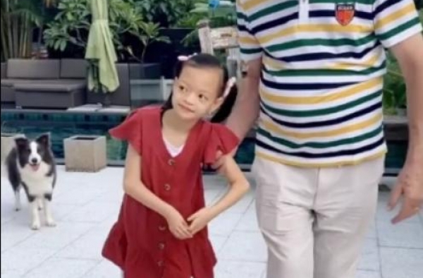 钟丽淇罕晒9岁女儿，曾被断言活不过2年，现靠搀扶都能走路了