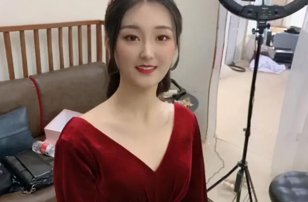 大衣哥儿媳拉婆婆开直播被嘲“太功利”，谁能说她不是救星呢？