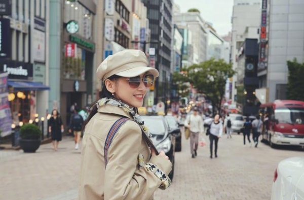 黄圣依真没偶像包袱，穿长款风衣配报童帽亮相街头，吃相好接地气