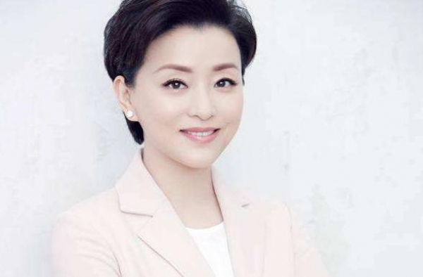 杨澜被巩俐怼上热搜，别问问就是没有，55岁巩俐依旧霸气侧漏