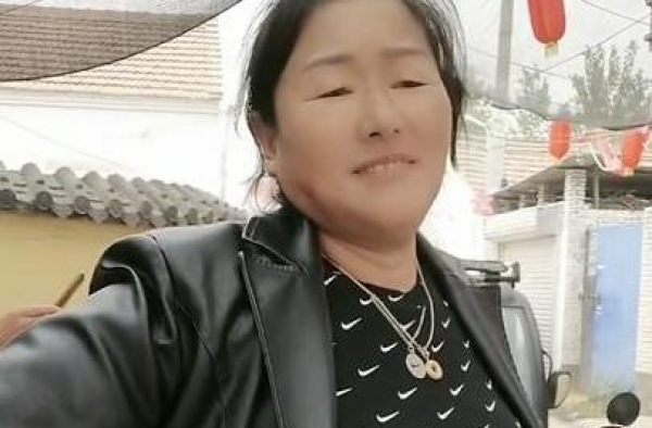 大衣嫂戴两条项链引热议：三思而后行，是成年人的默契