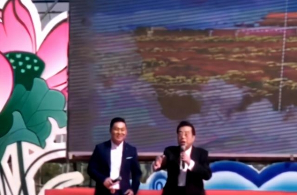 歌唱家李双江夫妻为儿赚钱商演，81岁声音嘹亮，现场却无人听
