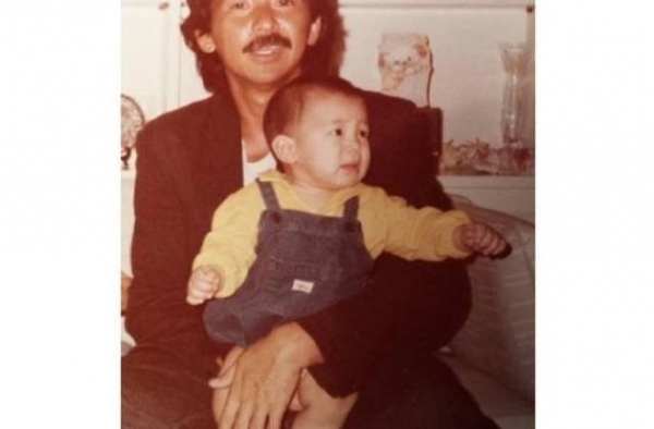林子祥73岁生日照曝光，一家四口罕见同框，画面其乐融融