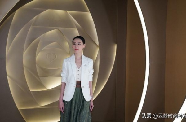 梁洛施单身后气质更好了！穿小西装配亮片裙亮相，生图美得好真实