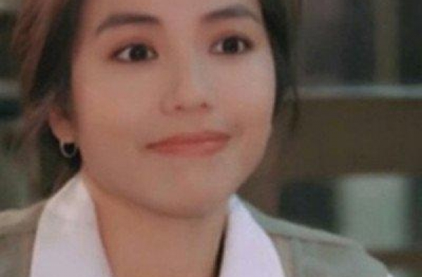 美人在骨不在皮！骨相有缺陷的钟楚红，为何能成为香港绝代美人？