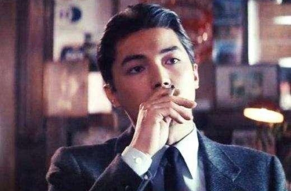 无父无母，33岁红透好莱坞却孤独终老，神秘巨星尊龙的传奇人生