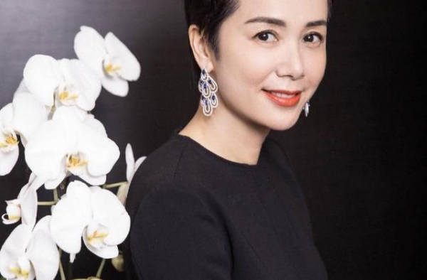 蒋雯丽气质真不是吹的，黑色连体裤配超短发，实力减龄美出新高度