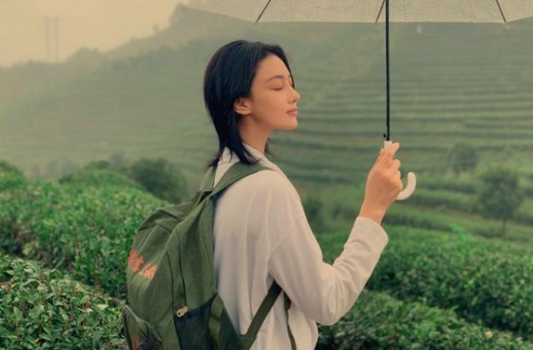 张馨予情商有多高？被黄圣依提送石头，张馨予回应：我爱人是军人