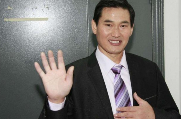 大衣哥一家近况曝光，儿媳妇成了网红，还拉着大衣嫂一起直播