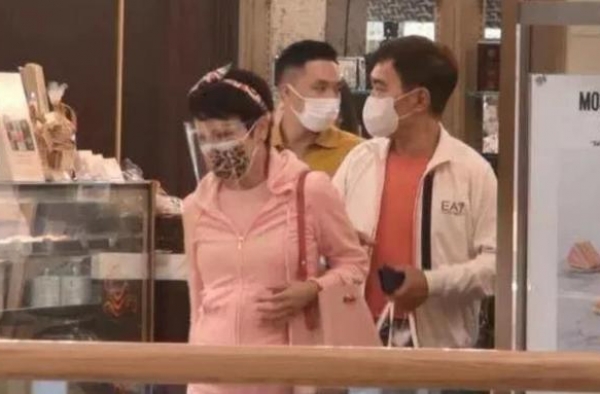 谢霆锋母亲娇艳现身 与小11岁老公搂腰逛街太亲密