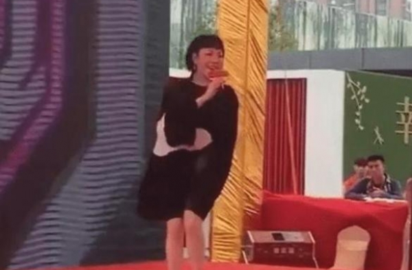 她曾比毛阿敏还火，爆红后被弟弟打成脑震荡，后沦落到当保姆