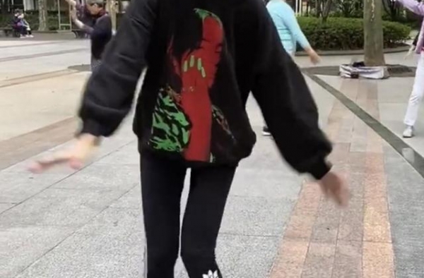 蔡少芬成广场舞大妈群中”最亮的仔“，紧身裤搭配卫衣，时髦极了