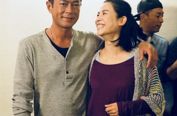 宣萱古天乐合照＂发糖＂，年过半百仍敢穿肥大小衫，颜值高不显老