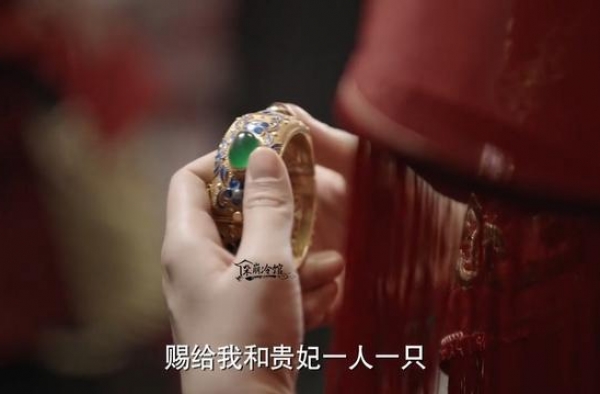 如懿传｜富察皇后的算计：翡翠珠缠丝赤金莲花镯