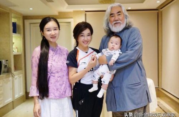 张纪中娇妻刚生女儿，就把1岁儿子送去寄宿，留出时间给老公酿酒
