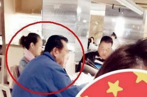 李双江与梦鸽外出就餐竟无人识，81岁高龄仍四处商演太心酸