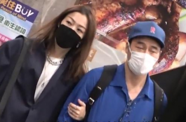 郑秀文痛失爱犬后现身，与许志安手挽手购物，男方全程貌合神离