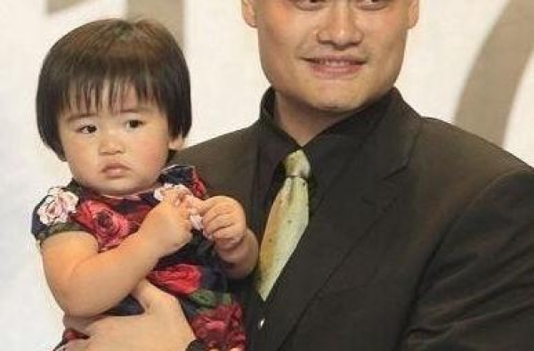 姚明为了让女儿成为美国人，带着老婆跑到美国医院去接生！