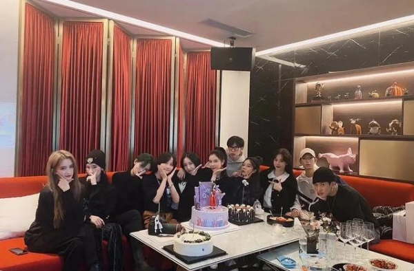 孟美岐生日合影曝光，三大女团成员联动，王锵马伯骞被迫营业