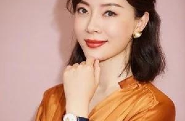 旗袍女王陈数，为继子选择未育，当出了与别人不一样的“后妈”！